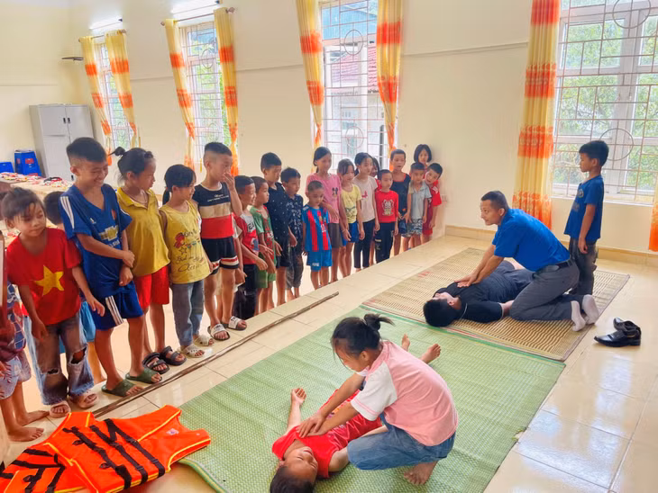 Tuyên truyền phòng chống tai nạn thương tích, đuối nước cho trẻ em tại xã Đại Dực (huyện Tiên Yên).