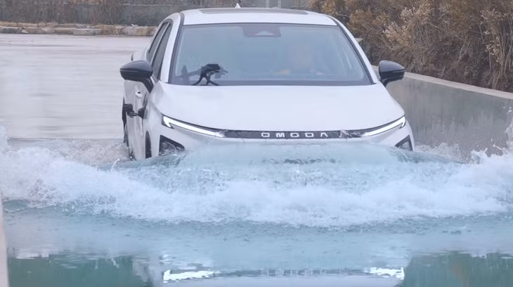 Xe ô tô điện thể hiện khả năng lội nước. Ảnh: Omoda