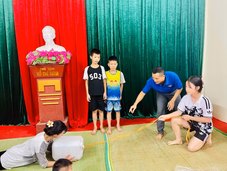 Lớp học bơi cho trẻ em tại thôn Khe Quang (xã Đại Dực, huyện Tiên Yên).