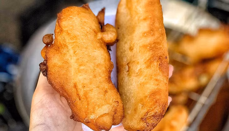Bánh chuối chiên được bán nhiều tại các hàng ăn vặt vỉa hè. Ảnh: A Mẫn