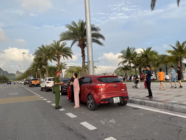 Lực lượng chức năng tuần tra, nhắc nhở, xử lý các phương tiện đỗ xe sai quy định trên đường Trần Quốc Nghiễn.