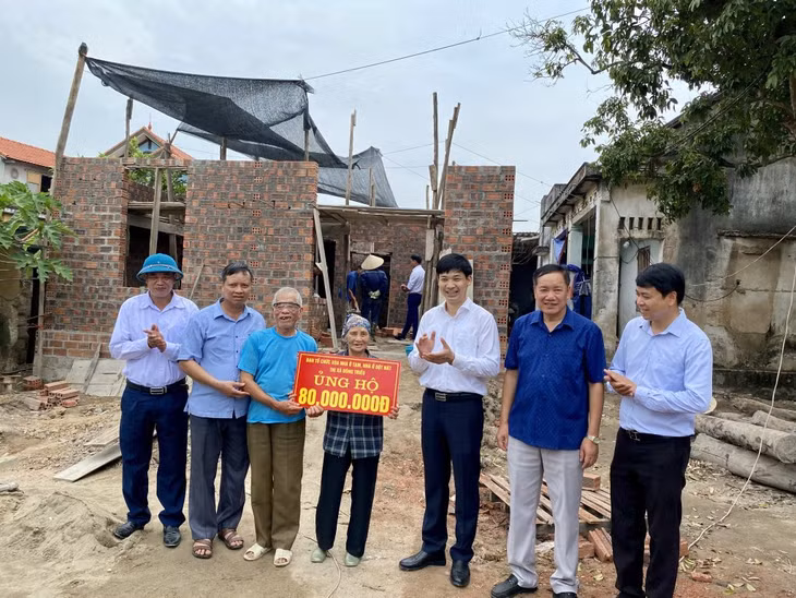 Đồng chí Bí thư Thị ủy Đông Triều Nguyễn Văn Công trao tiền hỗ trợ Chương trình xóa nhà tạm nhà dột nát tại xã Bình Dương.