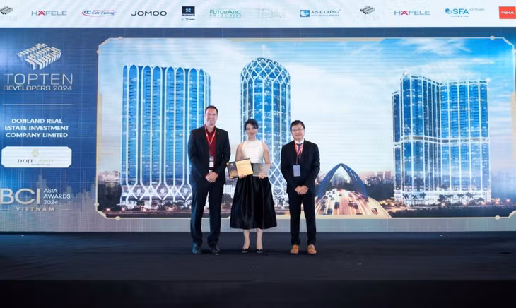Đại diện DOJILAND nhận giải thưởng “Top 10 Nhà phát triển bất động sản hàng đầu Việt Nam”.