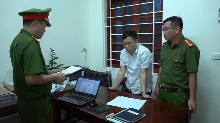 Cơ quan Cảnh sát Điều tra đọc lệnh bắt bị can để tạm giam đối với Trần Đức Lợi - Phó Chủ tịch Ủy ban Nhân dân huyện Quỳ Hợp. (Nguồn: Công an Nghệ An)