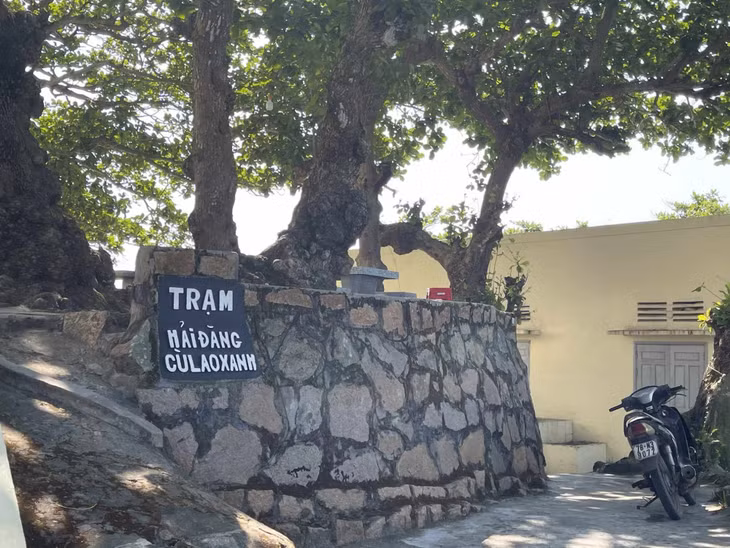 Nơi đầu tiên dành cho du khách khám phá là ngọn hải đăng Nhơn Châu (còn gọi là hải đăng cù lao xanh) có độ cao khoảng 120m so với mặt nước biển. Hải đăng được xây dựng từ thời Pháp, giúp cho tàu thuyền từ khoảng cách 50km vẫn có thể định hướng được vào ban đêm.