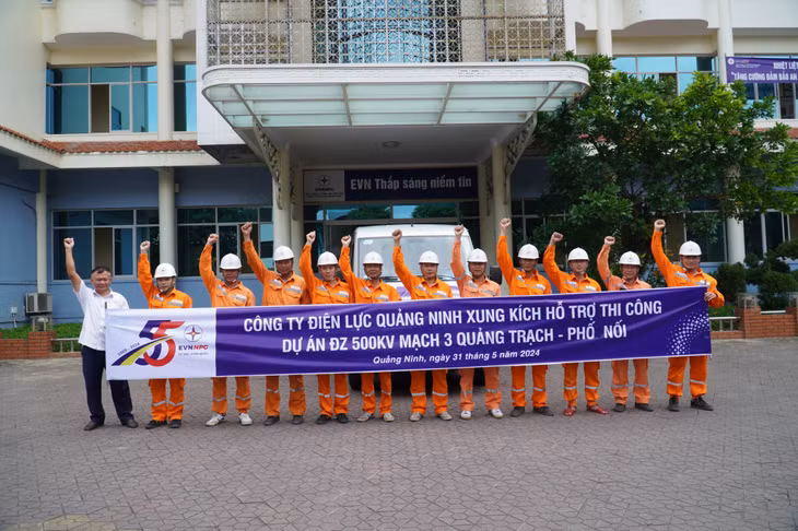 Công ty Điện lực Quảng Ninh huy động một tổ xung kích gồm 12 công nhân lành nghề để tiếp sức cho dự án trọng điểm này.