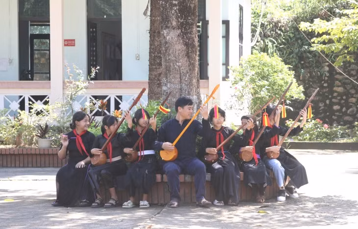 Truyền dạy hát then - đàn tính trong trường học tại Bình Liêu được duy trì từ nhiều năm nay.