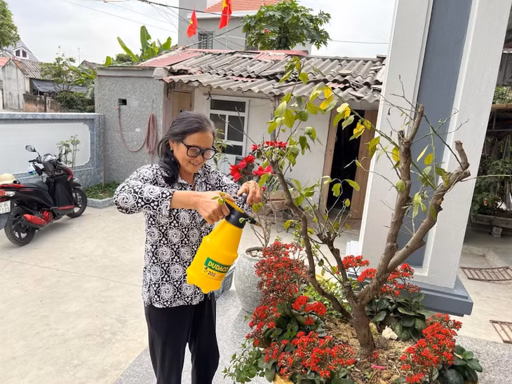 Hình ảnh bà Xa vui vẻ làm việc, chăm lo cho gia đình.