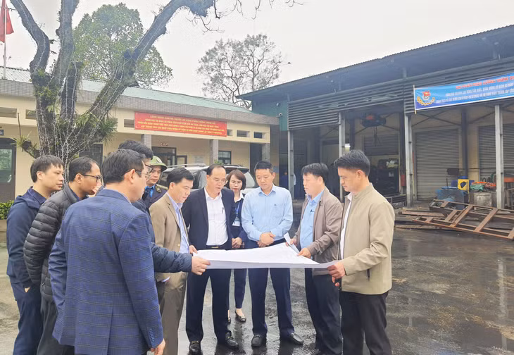 Các phòng ban chức năng thành phố phối hợp sở ngành tỉnh kiểm tra thực địa sử dụng đất tại Công ty CP than Vàng Danh - Vinacomin tháng 2/2024.