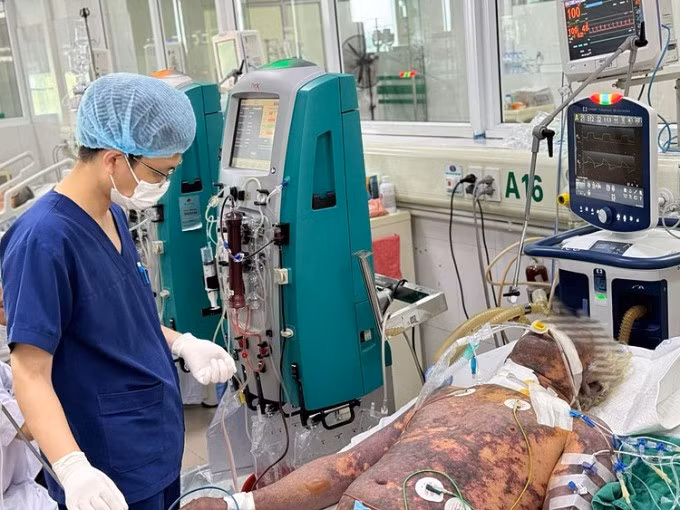 Bác sĩ khám bệnh nhân. Ảnh: Bệnh viện cung cấp