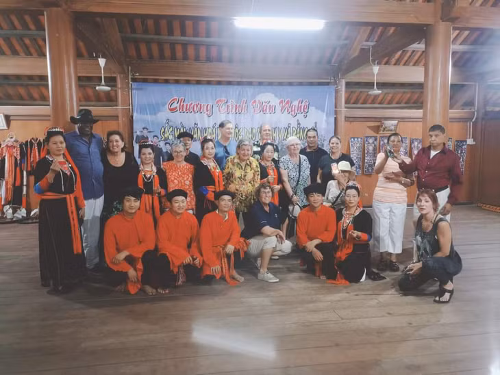 Đoàn khách nước ngoài đến tham quan, trải nghiệm và chụp ảnh lưu niệm với các nghệ nhân tại Khu bảo tồn văn hoá Dao Thanh Y (xã Bằng Cả, TP Hạ Long), tháng 4/2024. Ảnh trên trang Tin tức Bằng Cả.