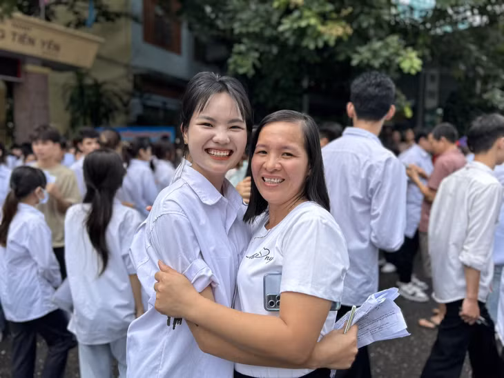 Những chiếc ôm động viên,...