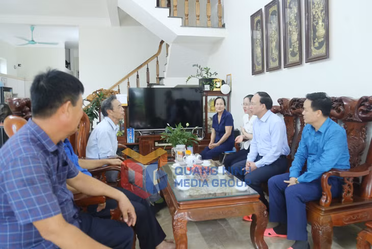 Đồng chí Bí thư Tỉnh ủy, Chủ tịch HĐND tỉnh thăm, tặng quà ông Lương Thành Long, thương binh 50% tại thôn 11 xã Hạ Long, huyện Vân Đồn.