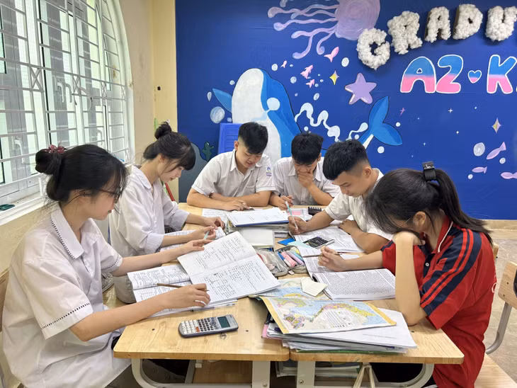 Các em học sinh Trường THCS&THPT Quảng La (TP Hạ Long) tích cực ôn luyện cho kỳ thi tốt nghiệp THPT 2024.