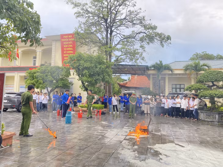 Đoàn Thanh niên xã Liên Hòa phối hợp với Công an xã, Đội cảnh sát PCCC Công an thị xã tuyên truyền PCCC&amp;CNCH cho đoàn viên, học sinh.
