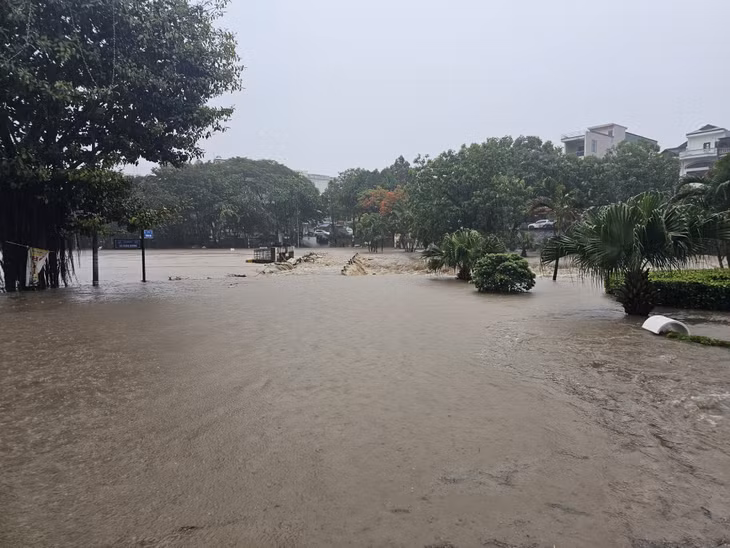 Đập tràn khu vực cầu Sông Sinh, TP Uông Bí bị ngập lụt. Ảnh: Hồng Hoàn - CTV
