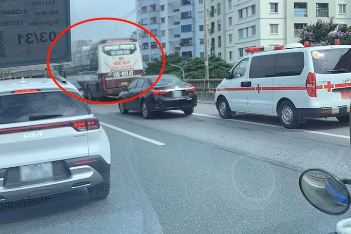 Xe khách 45 chỗ đi vào làn đường khẩn cấp trên Vành đai 3 trên cao và cản đường xe cứu thương.