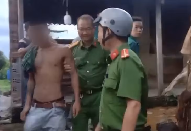 Lực lượng Công an xã Đắk Wil đã cứu được nam thanh niên và bàn giao lại cho gia đình. ẢNH: PV