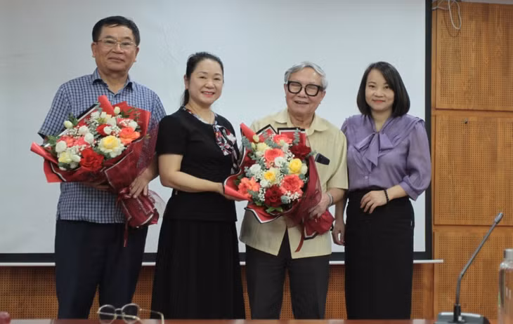 Lãnh đạo Thư viện Quảng Ninh tặng hoa tri ân các tác giả.