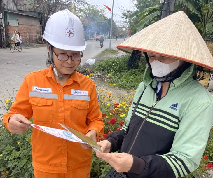 Công nhân Điện lực TX Quảng Yên tuyên truyền, hướng dẫn người dân trên địa bàn các giải pháp tiết kiệm điện.