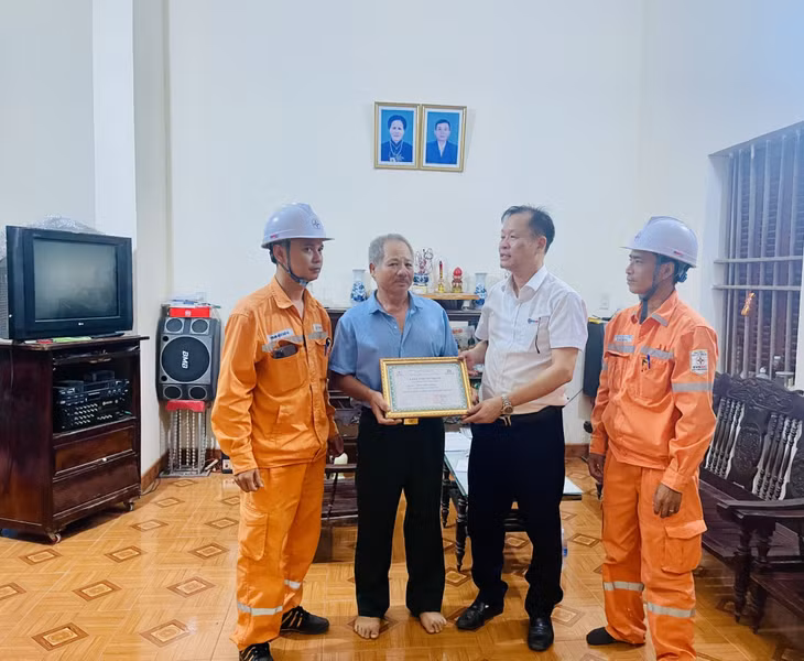 Điện lực TX Đông Triều trao Giấy chứng nhận "Gia đình tiết kiệm điện năm 2023" cho các khách hàng tiêu biểu.