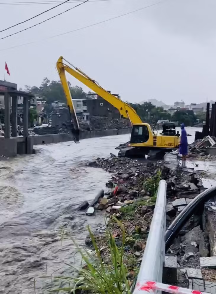 Các lực lượng, đơn vị tổ chức khơi thông tuyến mương trên địa bàn phường Hà Lầm, phường Hà Khánh.