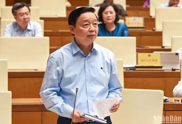 Phó Thủ tướng Trần Hồng Hà phát biểu làm rõ một số nội dung cuối phiên chất vấn nhóm vấn đề thuộc lĩnh vực tài nguyên và môi trường. (Ảnh: LINH NGUYÊN)