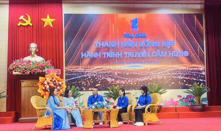 Những thanh niên tiêu biểu của TP Hạ Long chia sẻ hành trình truyền cảm hứng và những đóng góp tích cực cho cộng đồng tại buổi tọa đàm.