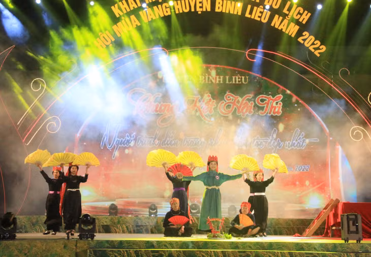 Tái hiện một trích đoạn lẩu then tại Hội thi Người trình diễn trang phục dân tộc đẹp nhất huyện Bình Liêu năm 2022.
