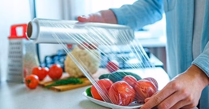 Màng bọc PE và màng bọc PVC được sử dụng để bọc rau, trái cây, không nên dùng trong lò vi sóng. (Ảnh: Simply Recipes)
