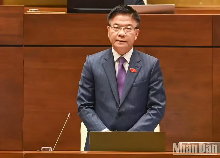 Phó Thủ tướng Chính phủ, Bộ trưởng Tư pháp Lê Thành Long phát biểu giải trình, làm rõ một số vấn đề đại biểu Quốc hội nêu. (Ảnh: DUY LINH)