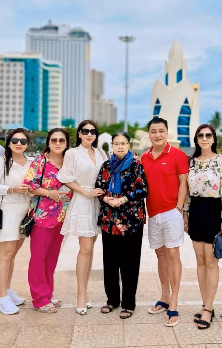 Đại gia đình Lý Hùng - Lý Hương đưa mẹ đi du lịch.