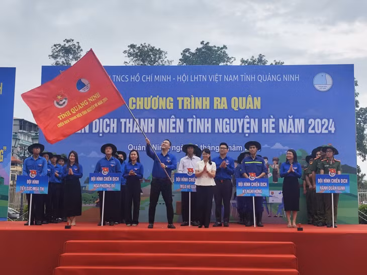 Ban Thường vụ Tỉnh Đoàn, Ban Thư ký Hội LHTN tỉnh phát động Chiến dịch thanh niên tình nguyện hè 2024. Ảnh: Thiên Trang