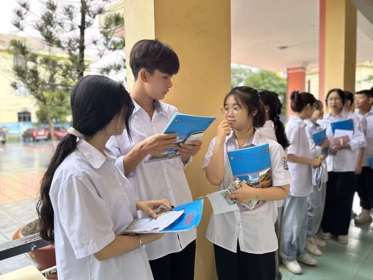 Các bạn học sinh cùng nhau ôn lại bài trước khi vào phòng thi.