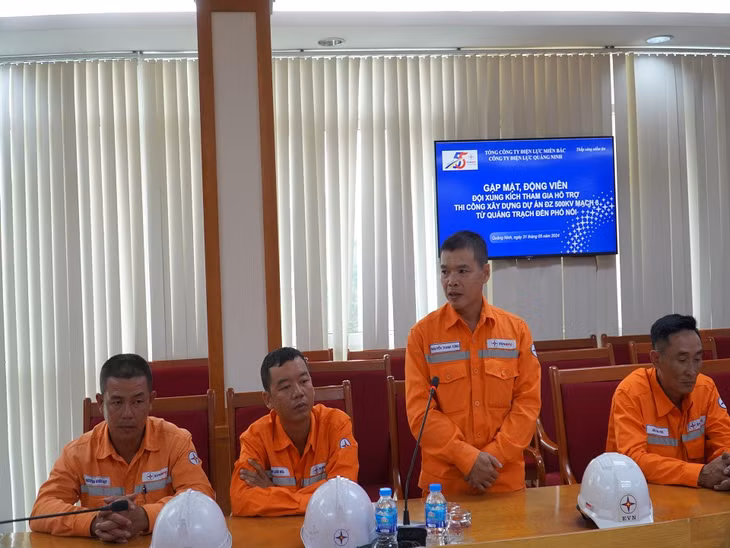 Tổ trưởng Tổ xung kích Nguyễn Thanh Tùng chia sẻ tại buổi gặp mặt.