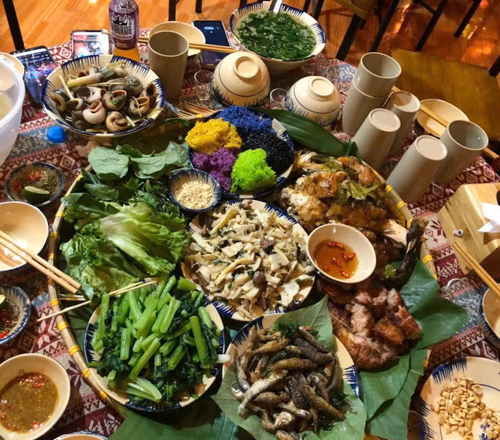 Mô hình còn phục vụ nhu cầu ẩm thực của du khách với những món ăn làm từ nguyên liệu tại chỗ, chế biến theo cách riêng của người Dao.