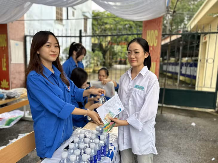 Lực lượng thanh niên tình nguyện tại các điểm thi có mặt từ sớm cổ vũ tinh thần, động viên và chuẩn bị đồ dùng, nước uống hỗ trợ thí sinh.