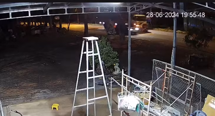 Camera nhà dân ghi nhận hình ảnh chiếc xe tải vượt một chiếc ô tô con đi cùng chiều nên đã lấn sang đường ngược chiều gây ra vụ tai nạn.