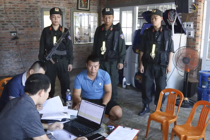 Lực lượng Công an thi hành lệnh khám xét khẩn cấp đối với đối tượng Nguyễn Xuân Hùng ở xã Vạn Trạch, huyện Bố Trạch, tỉnh Quảng Bình. Ảnh: congan.quangbinh.gov.vn
