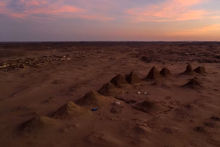 Khác với kim tự tháp Ai Cập ở Giza, kim tự tháp Meroe nhỏ hơn với chiều cao trung bình từ 6-30 m, thấp hơn nhiều so với đại kim tự tháp ở Ai Cập, vốn có chiều cao trung bình lên tới 138 m.