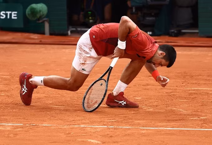Djokovic chấn thương sau pha trượt ngã ở trận gặp Cerundolo tại vòng bốn Roland Garros, trên sân Philippe Chatrier, Paris hôm 3/6.