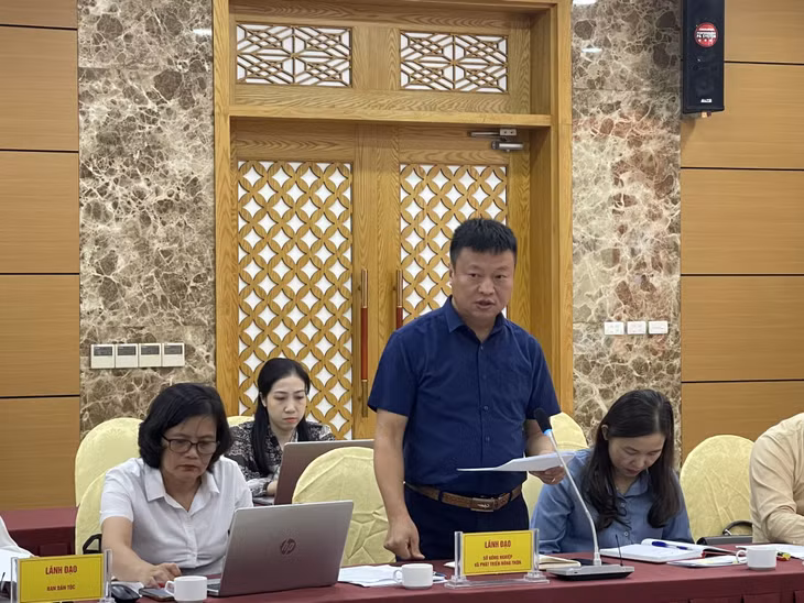 Lãnh đạo Sở Nông nghiệp và Phát triển Nông thôn thông tin về tình hình bệnh dịch tả lợn Châu Phi trên địa bàn tỉnh.