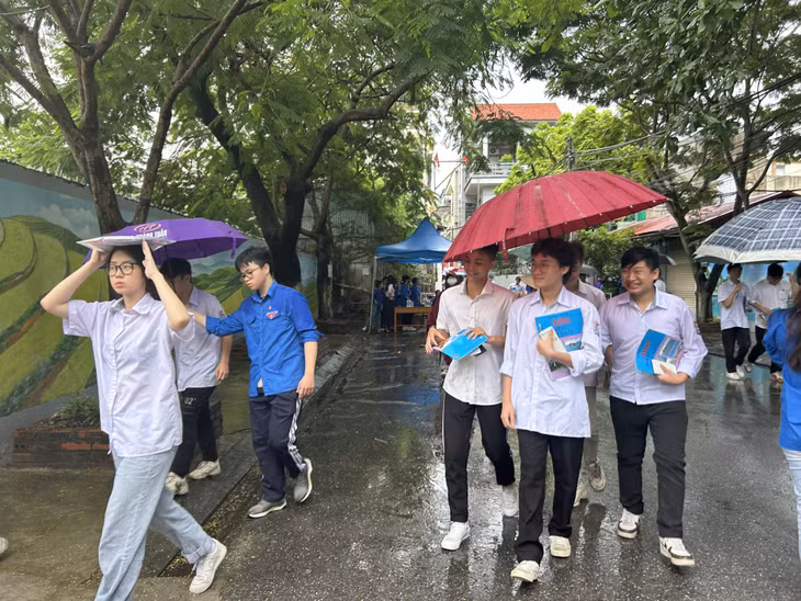 Buổi thi sáng 28/6 diễn ra trong điều kiện thời tiết không mấy thuận lợi, gây một số khó khăn cho thí sinh.