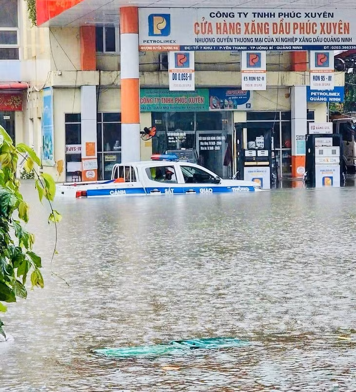 Ngập úng trên địa bàn TP Uông Bí đã ảnh hưởng đến nhiều phương tiện giao thông.