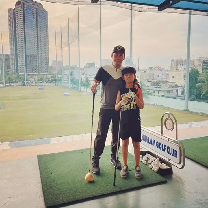 Kỳ Anh được rèn luyện các môn thể thao quý tộc như golf, bắn cung vốn thường gắn liền với giới thượng lưu.