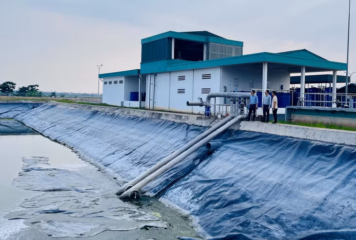 Đoàn công tác Sở TN&amp;MT kiểm tra tại hồ sinh học kiêm hồ sự cố của Trạm xử lý nước thải của KCN Sông Khoai (Công ty CP Đô thị Amata Hạ Long).