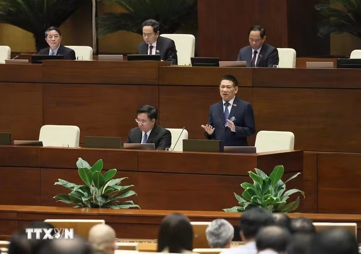 Bộ trưởng Bộ Tài Chính Hồ Đức Phớc giải trình, làm rõ một số vấn đề đại biểu Quốc hội nêu. (Ảnh: An Đăng/TTXVN)
