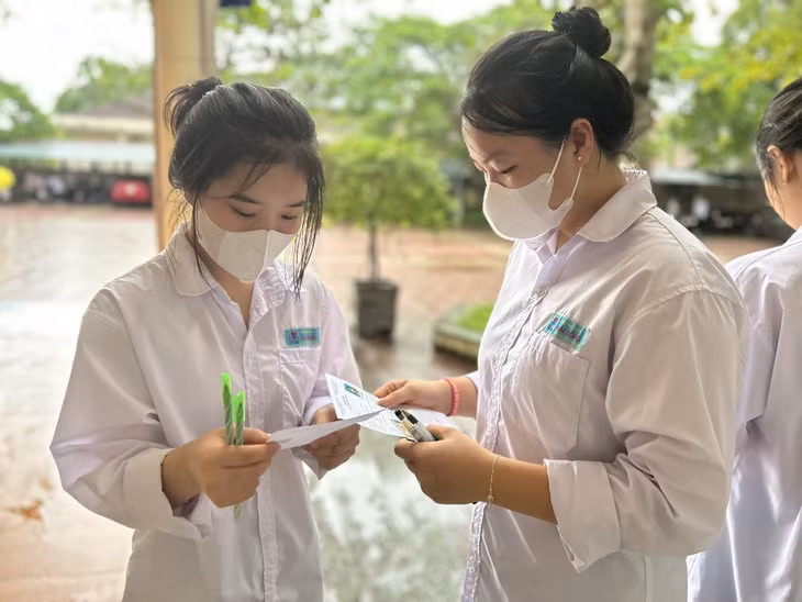 Các thí sinh kiểm tra lại thông tin thẻ dự thi, đồ dùng mang vào phòng thi đảm bảo đúng quy chế.