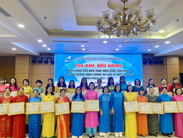 Lãnh đạo Hội LHPN tỉnh tặng Bằng khen cho các tập thể có thành tích xuất sắc trong thực hiện Cuộc vận động “Phụ nữ Quảng Ninh chung tay bảo vệ môi trường” giai đoạn 2021-2023.