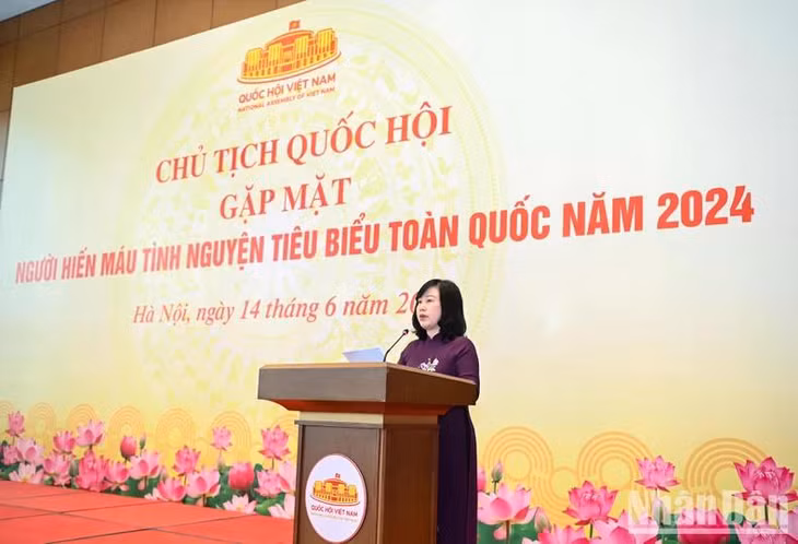 Bộ trưởng Y tế Đào Hồng Lan báo cáo tại cuộc gặp mặt. (Ảnh: DUY LINH)